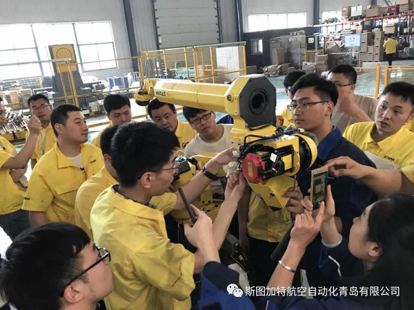 提高機(jī)器人售后服務(wù)能力，我們?cè)谛袆?dòng)！